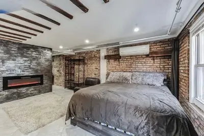 Image de 3 Freshly Renovated Flats 1 House!