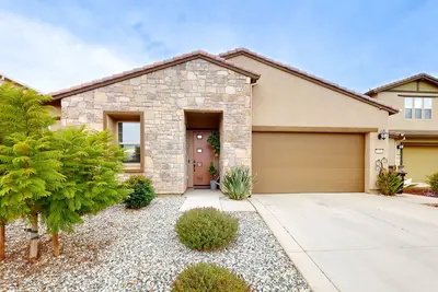 Image de Single-story home with private patio, grill, Ac, W/D, & central location