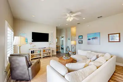 Image de Charmer with open layout, balcony, bar, pool access, W/D, & Ac