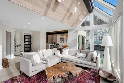 Image de Luxury, designer mountain perch with amazing views, chef's kitchen & hot tub