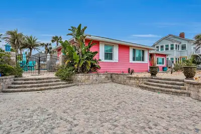 Image de Luxurious beach cottage w/large patio, pool, & guesthouse - 2 min walk to beach