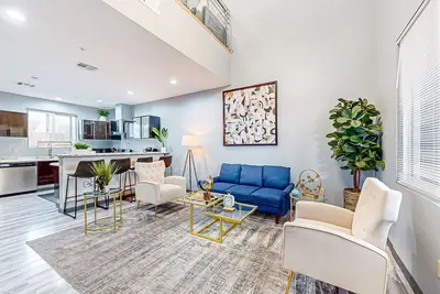 Image de Dog-friendly 2-story townhouse near downtown with balcony, streaming, W/D, Ac