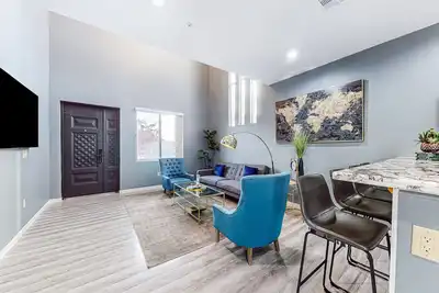 Image de Stylish & modern dog-friendly townhome with lovely balcony - near parks & golf