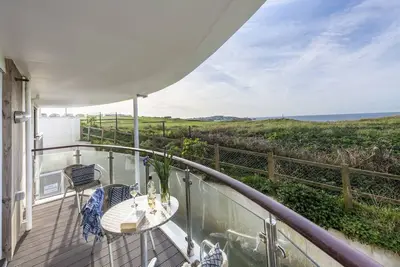 Image de A lovely 2 bedroom apartment with parking in Newquay, with views over the golf course and towards Fi
