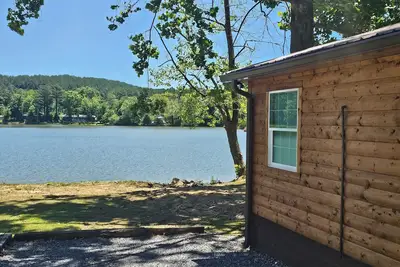 Image de Lake Shore cottage-waterfront