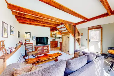 Image de Cozy condo near skiing with fireplace & deck