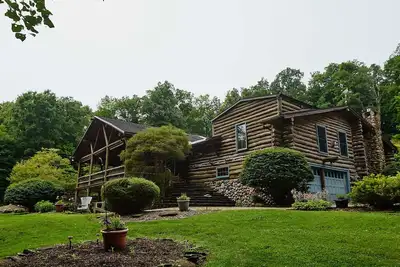 Image de The Chalet of Canandaigua, luxury log cabin on 30 acre property with acre pond