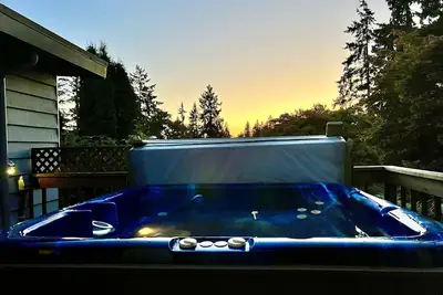 Image de Sale -Hot Tub, FirePit, Cedar ceiling & Gas fp, Remodeled Kitchen, for Families