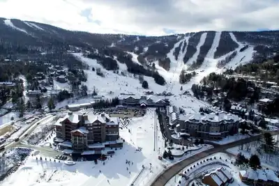 Image de Luxury Ski-in Ski-Out Condo + Amenities