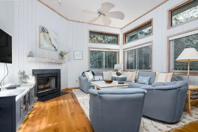 Image de Open concept living with neighborhood dock & walking distance to oldest lighthouse in Nc