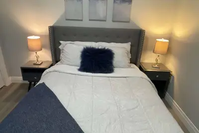 Image de Cozy & bright upper unit, all 3 bedrooms are equipped with a workstation.
