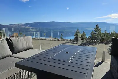 Image de April/ May Special Pricing - Luxury Cottage / Lake View/Backyard Private Hottub