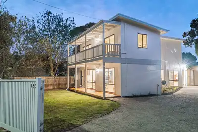 Image de Big Isle Retreat - Walk to Beach, Pool Table, Bbq! , 5min Walk to the Beach! Pool Table, Bbq, Home T