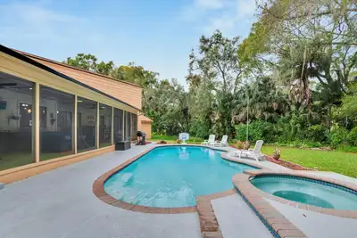Image de Hot Tub, Pool, Minutes to Busch Gardens: 3 King Beds, Mini Golf & More!