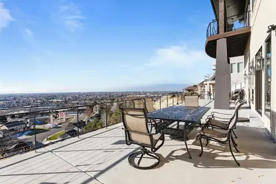 Image de Eyefull Tower Orem, Amazing Views, Sleeps 13, Private Deck and Bbq