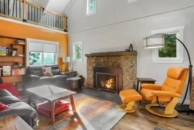 Image de Remodelled Pet Friendly Cabin on Camp Creek with Covered Deck and Fireplace.