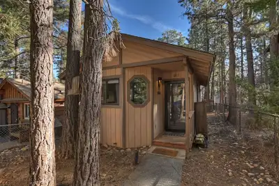 Pet Friendly Cabin close to hiking and park, fenced yard, deck with a firepit