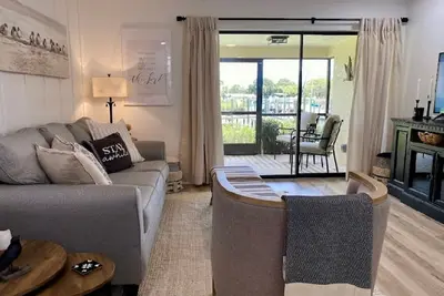 Image de Waterfront condo, gated, dock, lanai, newly remodeled, single story, 2 bd /2 ba.