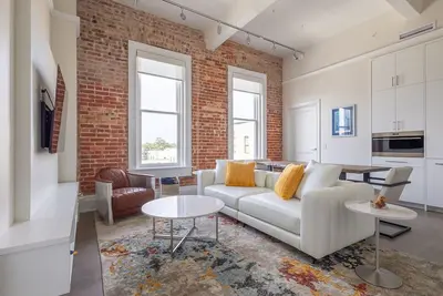 Image de Modern Loft, Historic Streets- 2 bed/2 bath