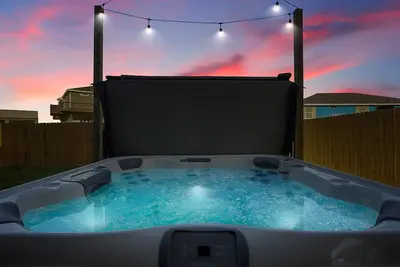 Image de Coastal Comfort|Hot Tub, Deck, Grill & Pet Friendly