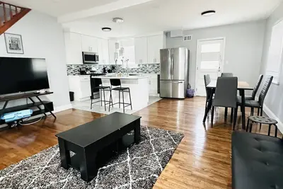 Image de Spacious Four-Bedroom Home: Your Perfect Family Haven Awaits! \"