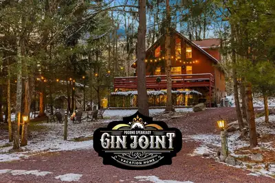 Image de Exclusive Speakeasy Retreat in the Pocono Mountains, welcome to the Gin Joint.