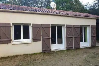 Image de Maison située en forêt, à 1, 5 km de la mer. La tranquillité est assurée.