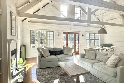 Image de Gorgeous new mid-coast listing! Large, family friendly home, perfect location!
