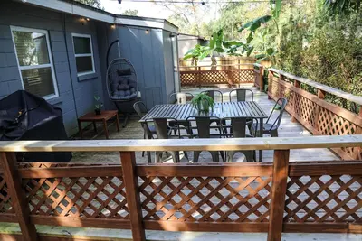 Image de Modern City Haven with Expansive Back Deck and Yard – Sleeps 9