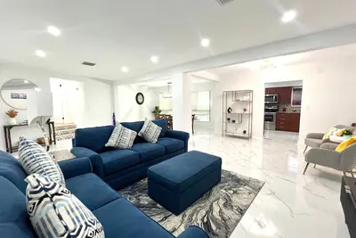 Image de Modern comforts in a prime location. Escape to a cozy and peaceful retreat.