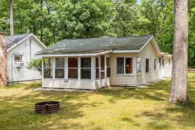 Image de Cozy Cottage on Big Star Lake, Minising Pointe in Baldwin, Mi.