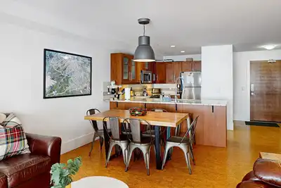 Image de Dog-friendly ski-in\/out alpine retreat with private hot tub, fireplace, & pool