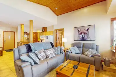 Image de 3rd-floor condo near lifts with hot tub, Bbq area, fireplace, pool table, & W/D