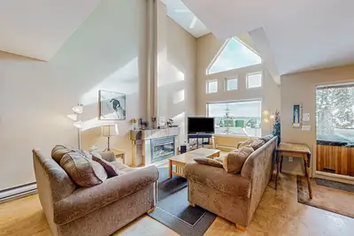 Image de Big White Ski Resort cabin with hot tub, balcony, & mtn views - walk to lifts