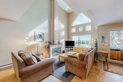 Image de Big White Ski Resort cabin with hot tub, balcony, & two kitchens - walk to lifts