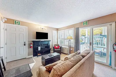 Image de Ski-in/ski-out, dog-friendly studio with pool/hot tub/tennis access - near beach