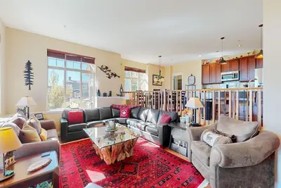 Image de Ski-in\/out townhouse with private hot tub, valley views, fireplace, grill, patio