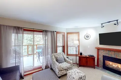 Image de Mountain view townhouse with a private hot tub, washer/dryer, & fireplace
