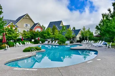 Image de Mountain-view ski condo in great locale with fireplace & community amenities