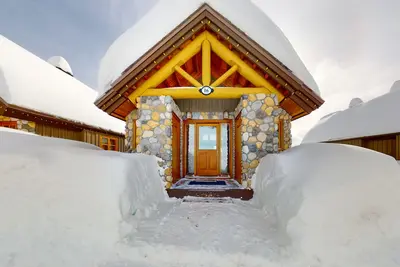 Image de Woodcutter Cabin 16 | Snowy ski-in/out getaway with private hot tub & fireplaces