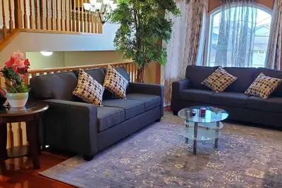 Image de A\/C Beautiful 3 bedroom, free parking, kitchen main floor, Netflix, jacuzzi etc,