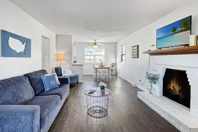 Image de Beautiful Clive 3br Duplex w\/Fireplace