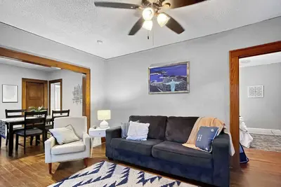 Image de Roomy 4br by Drake Sleeps 13 Huge yard