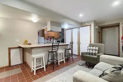 Image de Chic 2br - 2 min from iCubs