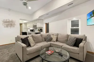 Image de Spacious Jacuzzi Loft & Free Parking near iCubs