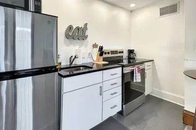 Image de Studio Sleeps 4 - Next to 3 Breweries!