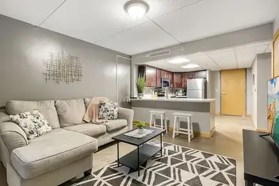 Image de Huge 2br Apt Next to Wells Fargo -Free Parking!