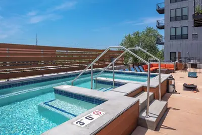 Image de 2br 2 Ba Apt Downtown w/Hot Tub & Amenities!