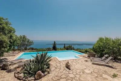 Image de Outstanding Hvar Villa | 4 Bedrooms | Villa Dvori Pogled | Tennis Court | Incredible Sea Views