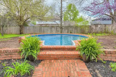 Image de Central Okc - Spacious home with pool, gym, pool table, and shuffleboard